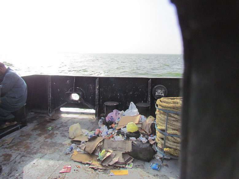 la basura va por la borda. Todo un ejemplo de transporte sostenible